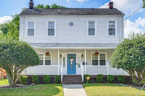 Downtown Casa | Spacious Family Home with Yard in Dtwn Hampton!