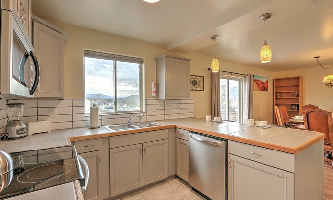 Rifle Casa | Spacious Home with Grill, Huge Backyard, Dog Friendly, Near Outdoor Recreation!