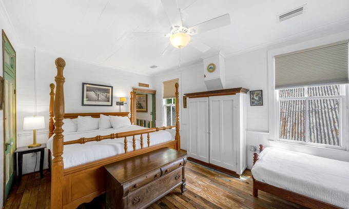 Historic Downtown Apalachicola Apartamento | Spacious Family King Suite, Centrally Located