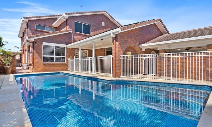 Benowa Casa | Spacious Family Oasis 5bd Waterfront Pool