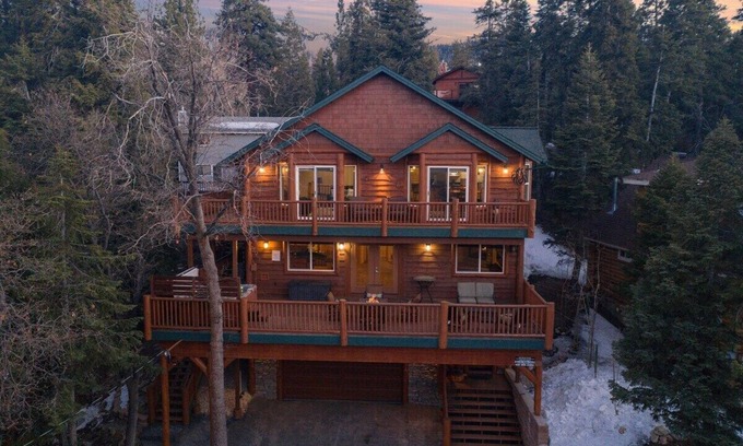 Upper Moonridge Cabina | Luxury Big Bear Cabin – Spacious Retreat with Hot Tub, EV Charger & More!