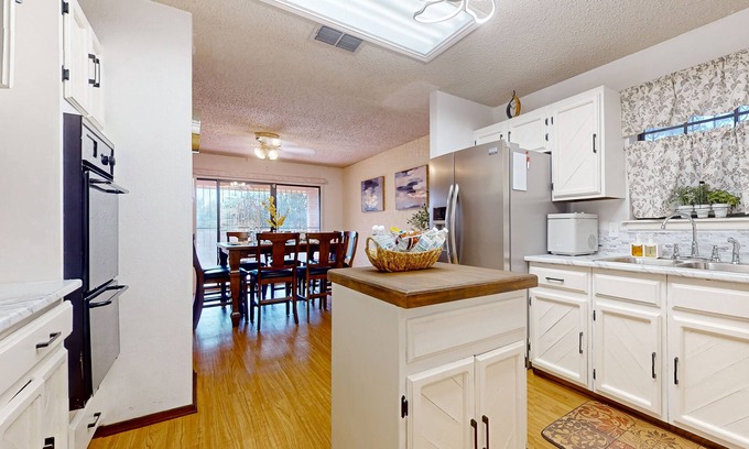 Bonanza Casa | Spacious family retreat close to park, with WiFi, central AC, W/D, work space
