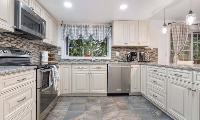 Education Hill Casa | Spacious Family Retreat near Microsoft