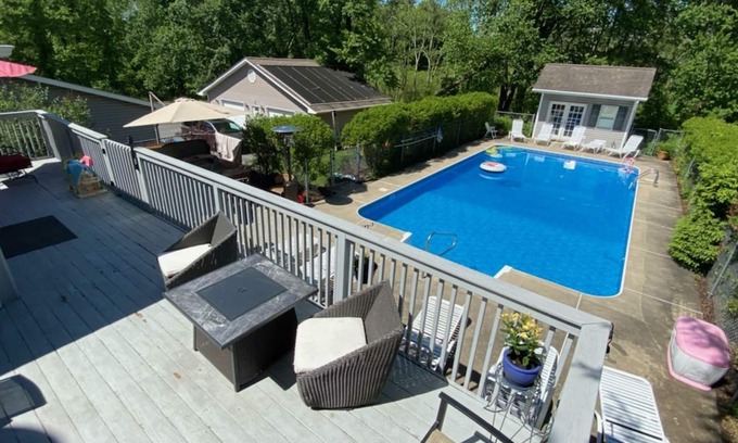 East Stroudsburg Casa | Casa privada, piscina enterrada con bañera de hidromasaje y sala de juegos, a 5 minutos. a Shawnee, Monte!