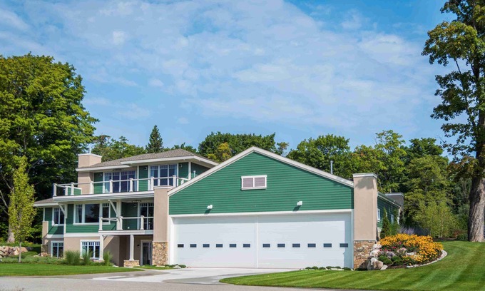 Harbor Springs Casa | Spacious Family Home Overlooking Little Traverse Bay