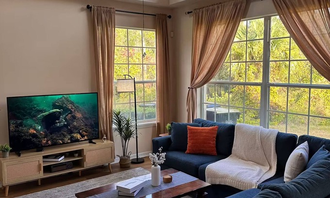 Windwood Bay Casa | Spacious Family Vacation Retreat. 3 BDR House. Pool, 15 Min to Disney and Parks.