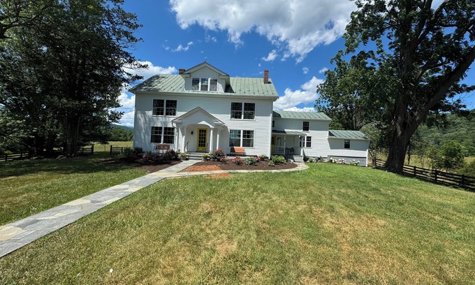 Hood Otro | Spring in the mountains. Spacious farm home near wineries. Perfect for lg groups