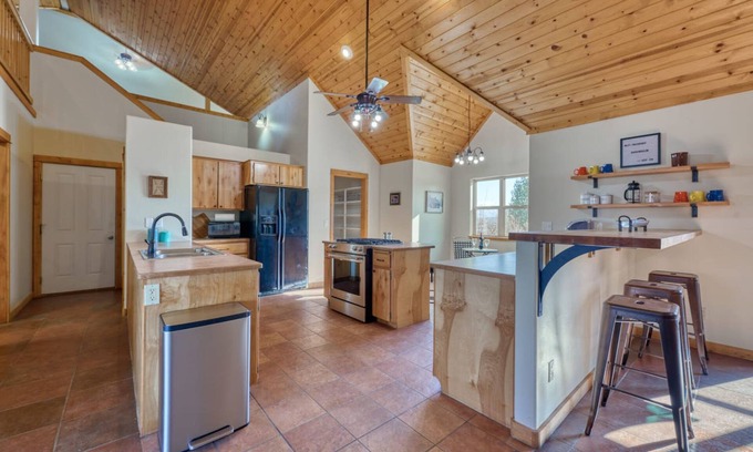 Joseph Otro | Spacious Farm House with Stunning Mountain Views