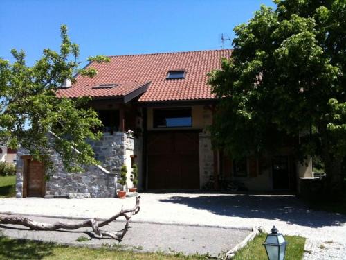 Larringes Apartamento | Spacious Farmhouse Apartment, by Lake & Mountains