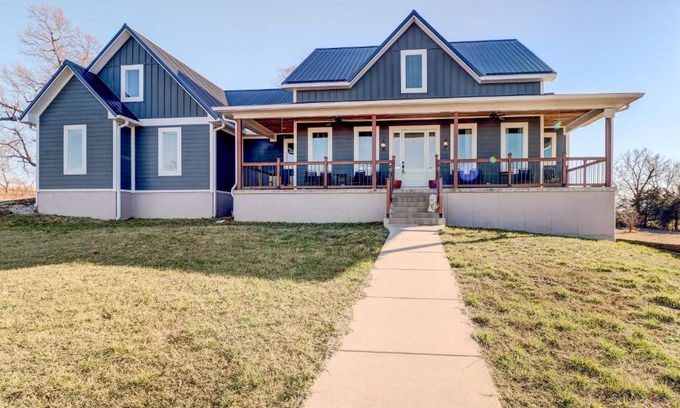 Harrison Casa | Spacious Farmhouse Near Hikes and Waterfalls