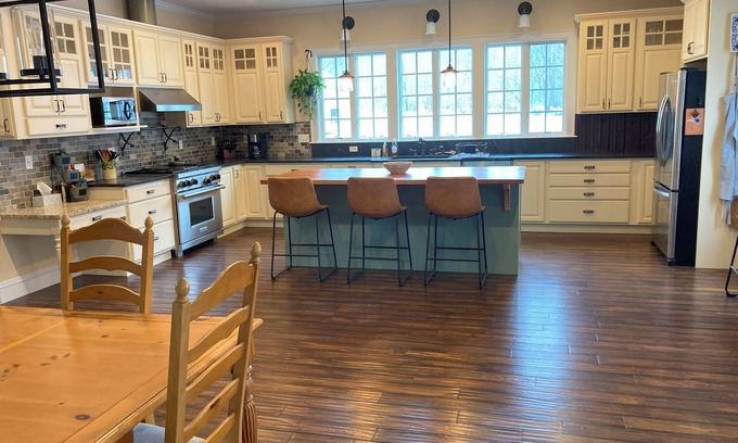 Richland Otro | Spacious Farmhouse, quiet country setting, huge kitchen. Great for gatherings!