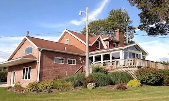Niobe Otro | Spacious farmhouse with a hottub!