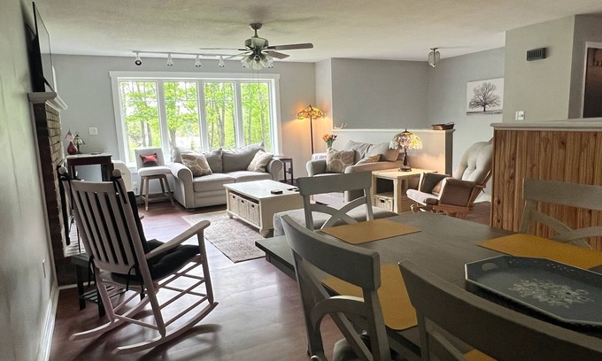 Pittsburg Casa | Spacious five-bedroom home off Back Lake with direct trail access on Spooner Rd