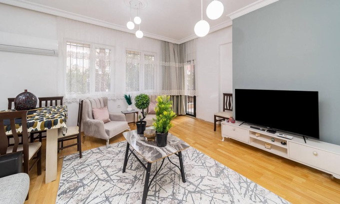 Muratpasa Apartamento | Spacious Flat with Backyard in Muratpasa
