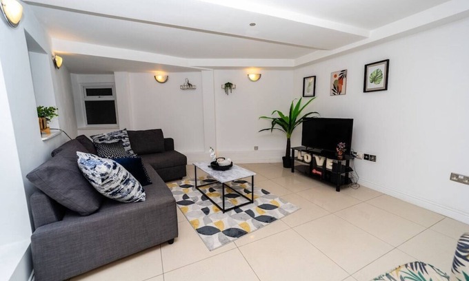 Reading Apartamento | Spacious Flat with Patio & Parking in city centre