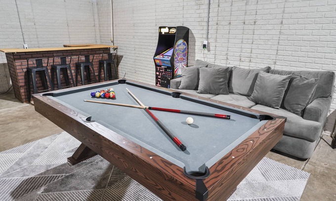Kennedy King Casa | Spacious for Groups~Game Room~5 Min to Mass Ave