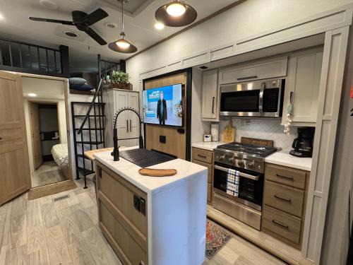 River Ranch Otro | Spacious Four room glamping Rv with Tiki bar including golf cart