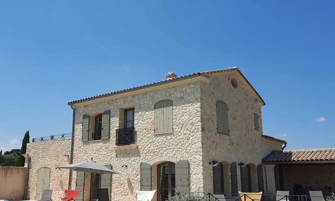 La Calmette Otro | Spacious, comfortable stone farmhouse with swimming pool for 8 people in Uzès