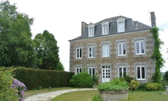Landelles-et-Coupigny Casa | La casa en Landelles-et-Coupigny posee 6 dormitorio(s) y capacidad para 12 personas