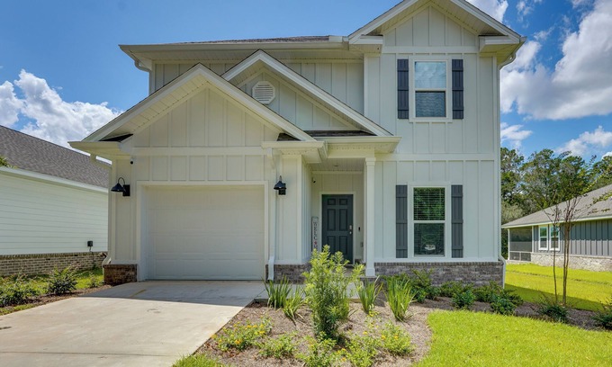 Freeport Casa | Spacious Freeport Home w/ Deck & 2 Living Areas!