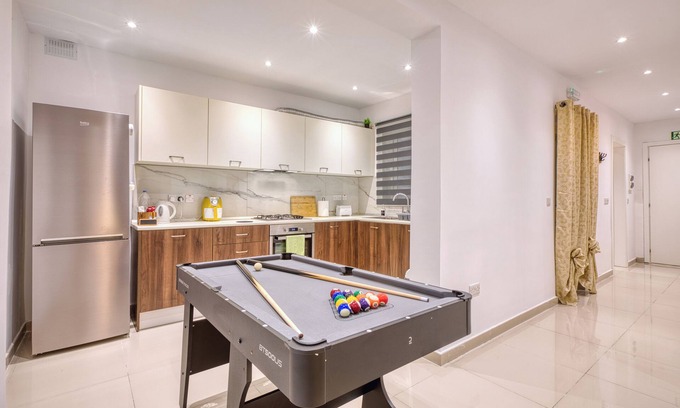 Msida Apartamento | Spacious, Fully Equipped 3BR Apartment with AC, WiFi, Pool Table - Central Area