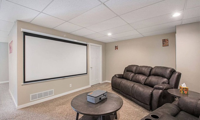 Omaha Casa | Spacious, Fun & Comfy ~ Game & Cinema Room ~ Yard!