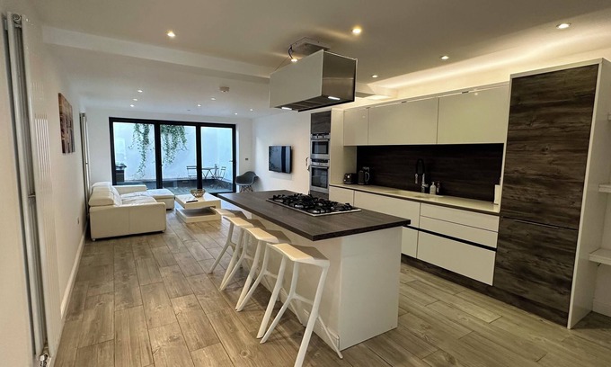 Leamington Spa Casa | Spacious 4 Bedroom Town House