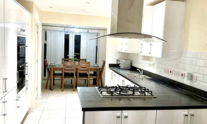 Earls Barton Casa | Spacious 4-Bedroom Home in Northampton w/Garden, and Parking