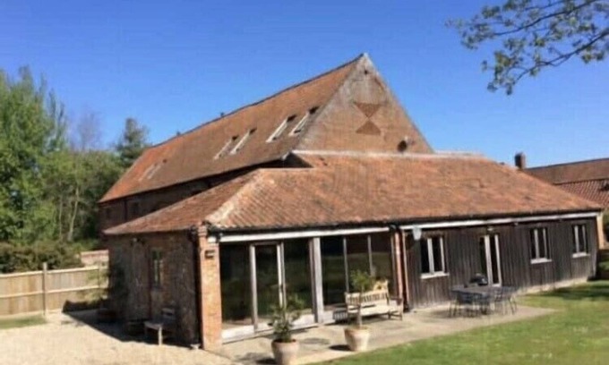 Fakenham Casa | Spacious Georgian barn, traditional oak beams throughout in idyllic countryside.
