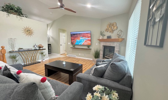 West Valley City Casa | Spacious Getaway Home in The Valley - Top Unit