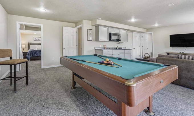 Fountain Casa | SPACIOUS Getaway★AC★Pikes Peak★K bed★POOL TABLE★AMAZON Colorado Springs★MILITARY