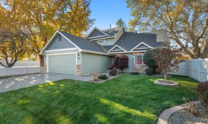 Meridian Casa | Spacious Getaway, Perfect for Groups, Fire pit, BBQ, 70" TV, near The Village, TopGolf, Parks