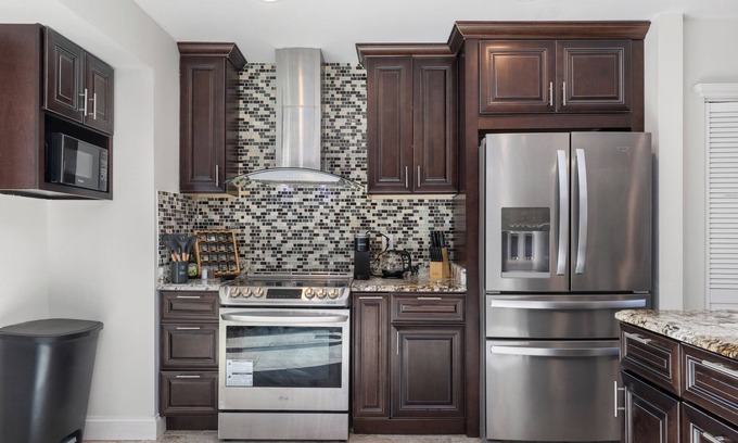 White Oak Casa | SPACIOUS Getaway [4BR QBED] Free Parking! [12mi- DC]