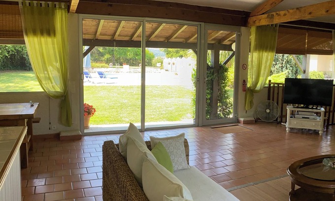 Monclar Casa | Amplia casa rural con gran piscina privada