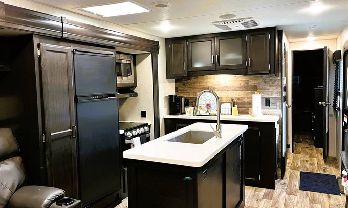 Dripping Springs Casa | Spacious Glamper with TWO fireplaces, sleeps 2-4 in charming Dripping Springs