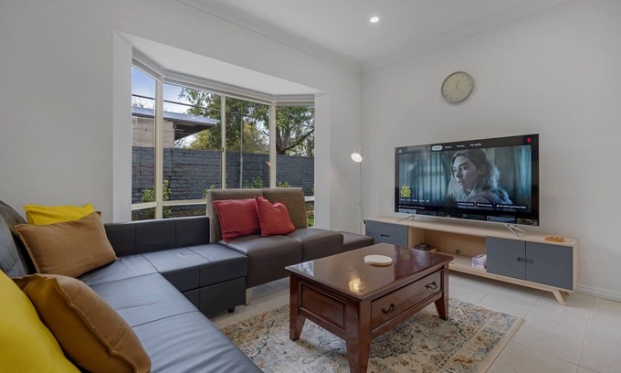 Glenunga Casa | Spacious Glenunga Home with Garage Parking