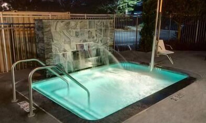 Emeryville Hotel | Spacious Good-Value Accommodation! Onsite Parking, Pet-Friendly Property
