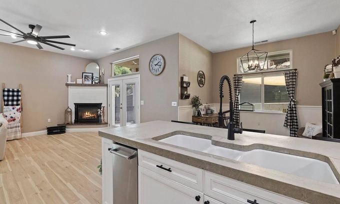 Sonora Casa | Spacious-Gourmet Kitchen-Sauna-Luxe King Bed-Nespresso-Ping Pong-Arcade
