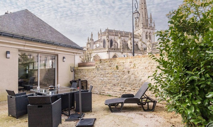 Carentan Cabaña | Casa en el Centro con Terraza Privada y Vista a la Iglesia