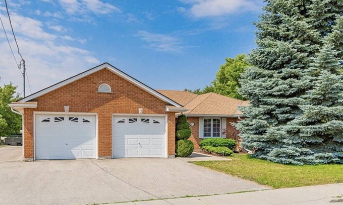Guelph Casa | Spacious Guelph Retreat. Sleeps 9. Park 4 cars!
