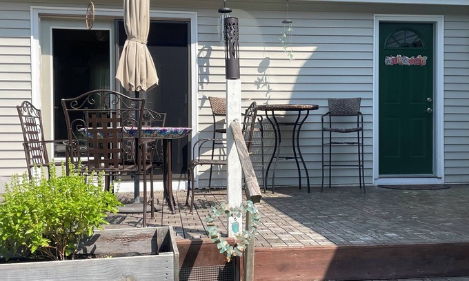Westerly Apartamento | Spacious guest accommodation in Westerly located between downtown and the beach!