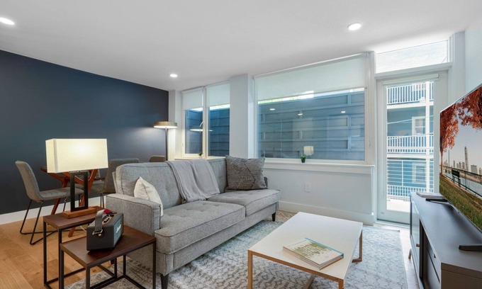 Mid-Cambridge Apartamento | Spacious Harvard Square 2BR w/ W/D near Redline by Blueground