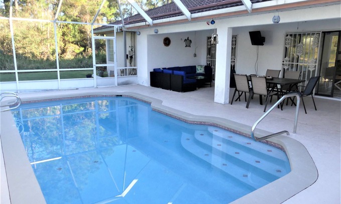 Palm Coast Casa | Amplia piscina climatizada con piscina y mesa de ping-pong