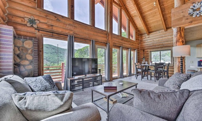 Eden Casa | Spacious Hilltop Cabin with Deck and Scenic Views!