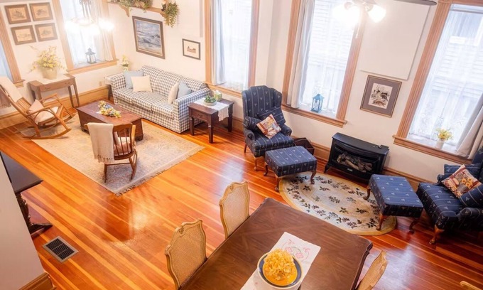 St. Charles Historic District Casa | Spacious Historic Townhouse - Character for All
