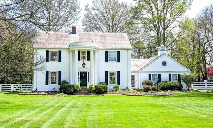 Newark Casa | Spacious historic Colonial Manor with sprawling manicured lawns & mature trees.