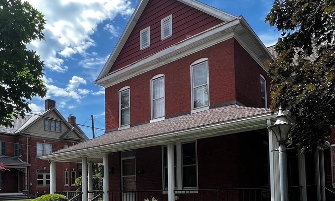New Oxford Casa | Spacious Historic Home: 4 bedrooms, 2.5 bath