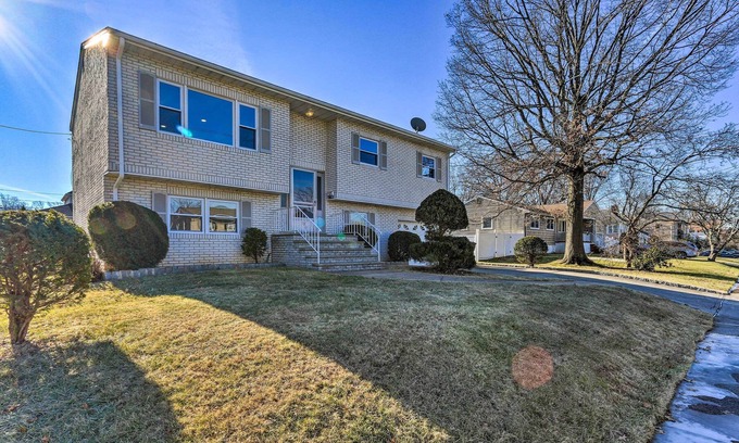 Colonia Casa | Spacious Home ~ 11 Mi to Staten Island!