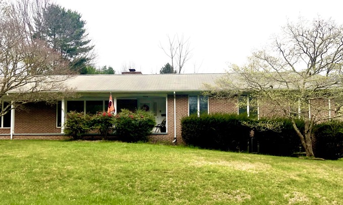 Grissom - Highland Casa | Spacious Hokie Home Game Day Parking for 6/Game Day Parking Spot Close To Campus