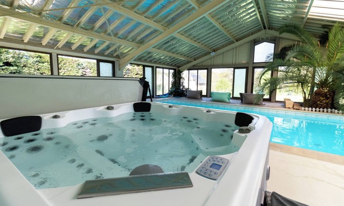 Cherveix-Cubas Villa | Amplio alojamiento rural con piscina interior, jacuzzi y sauna en Cherveix-Cubas